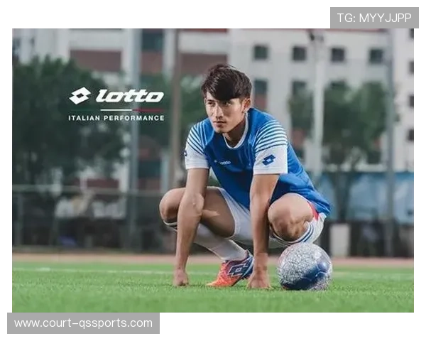 中国足球球星街头休闲时尚风采高清图片展现其独特个人魅力与生活态度