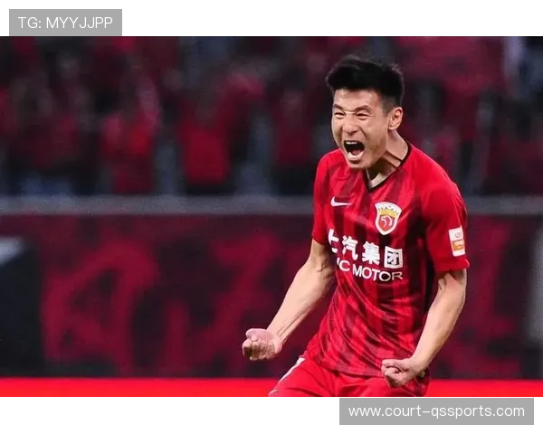 足球场上小球迷与球星共谱梦想篇章激励年轻一代追逐足球梦想